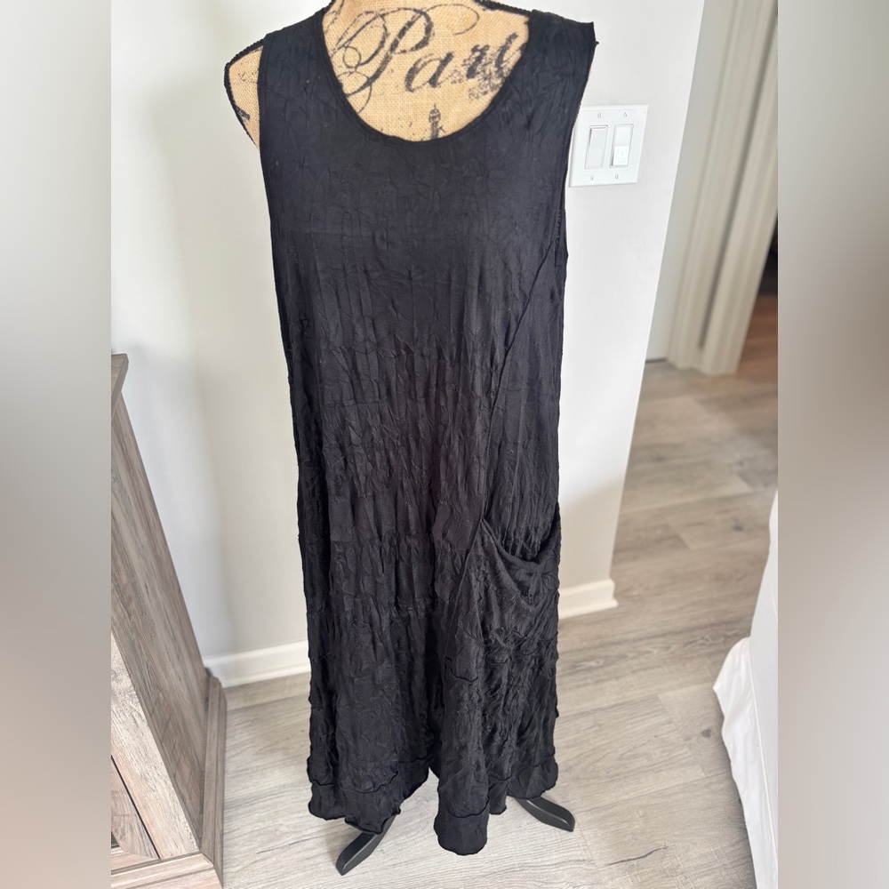 Vine Street Black Crinkle dress with accent pocket size XL